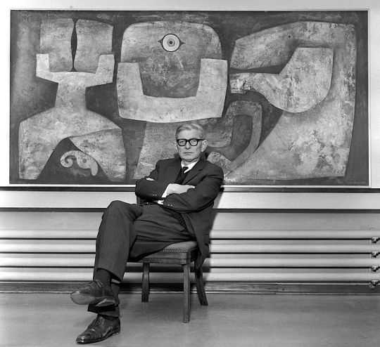 Max von Moos vor seinem Gemälde Polyphem_1961_Foto Lisa Meyerlist.jpg